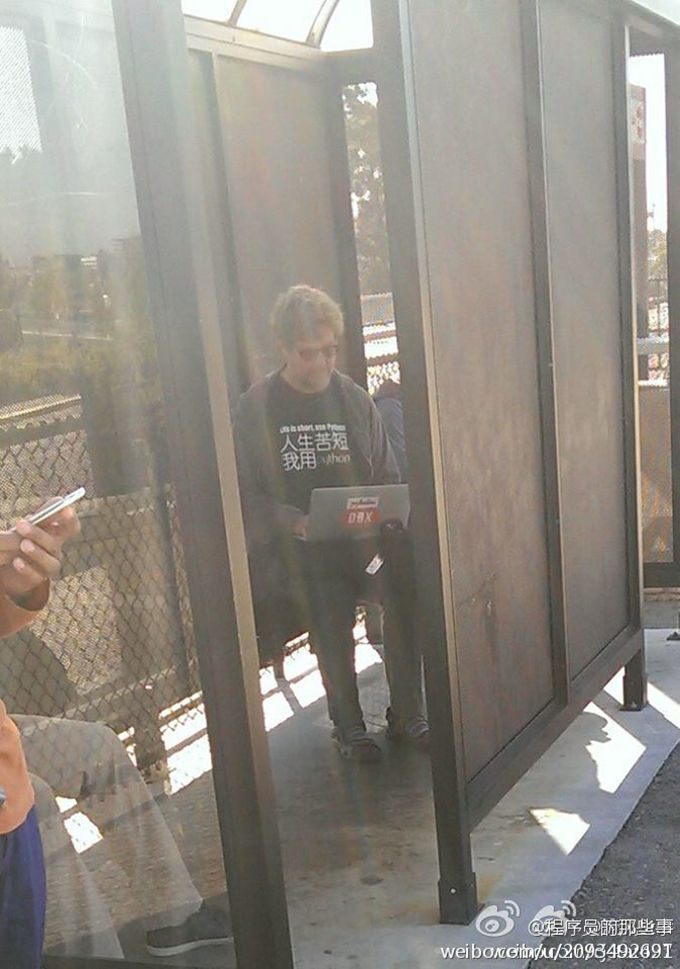 Python之父Guido穿着“人生苦短,我用Python”T恤等城铁